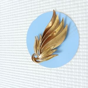 Vintage Gold tone Wings textured Brooch, large, 2 7/8, unique, mint